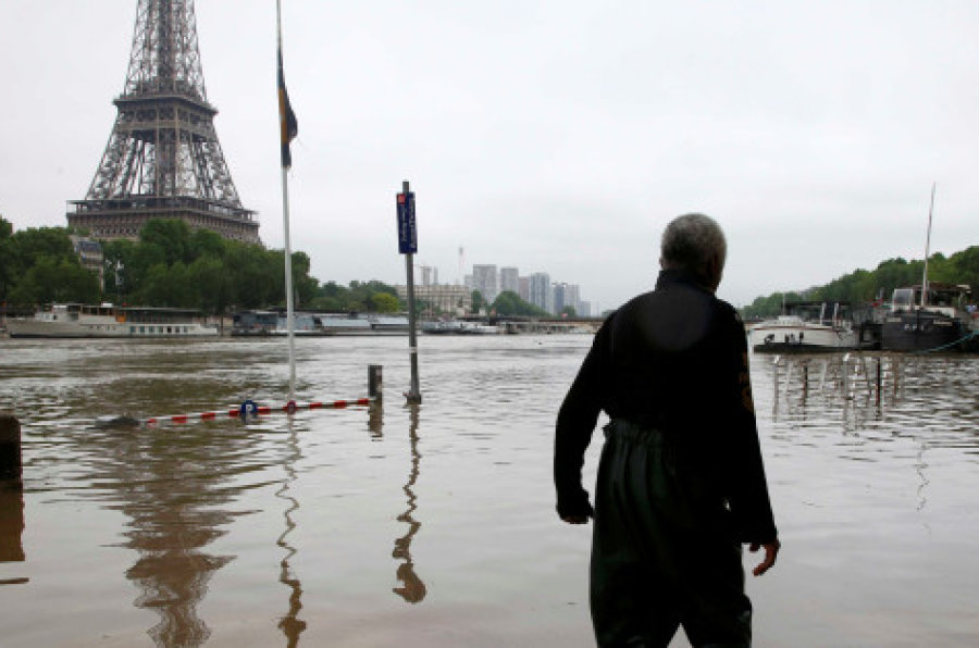 フランスで豪雨。パリ・セーヌ川氾濫！！